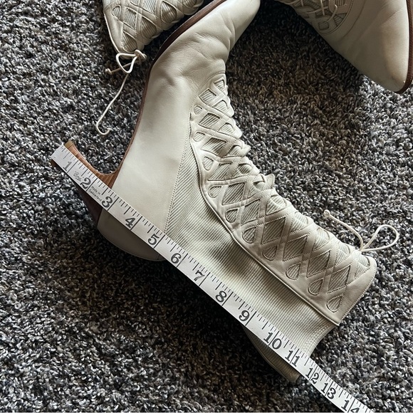 Stuart Weitzman Vintage leather booties, cream, 2.5”kitten heel, size 10 narrow - Picture 10 of 13
